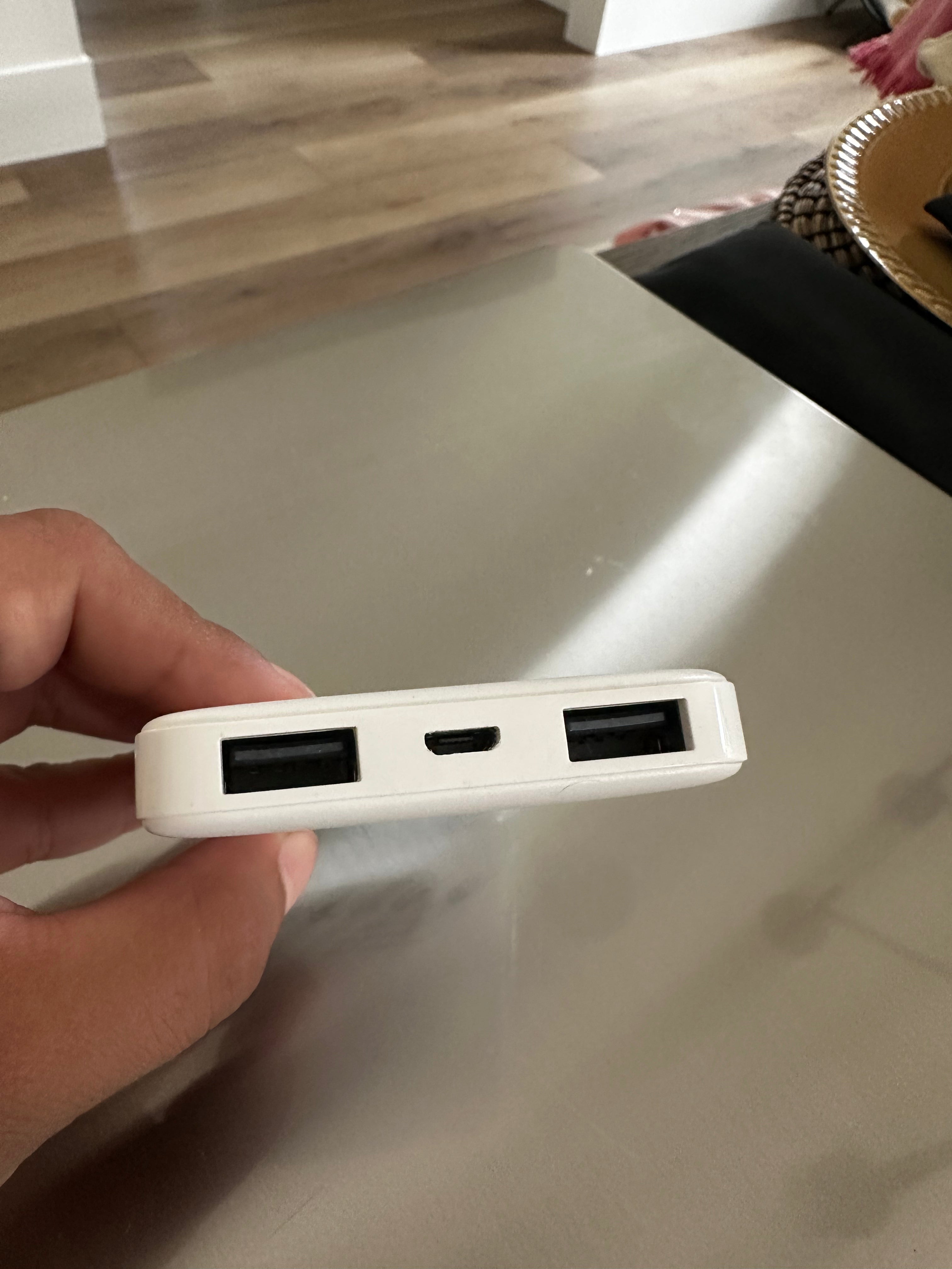 Attom Tech Power bank USB Output