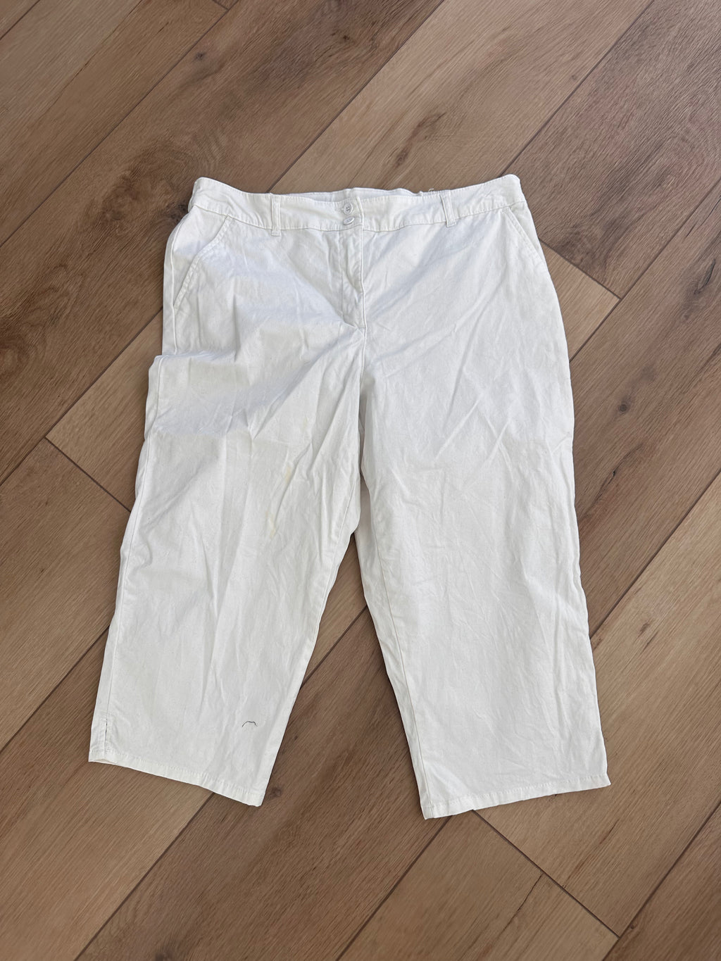 White Capri Pants (Size 14)