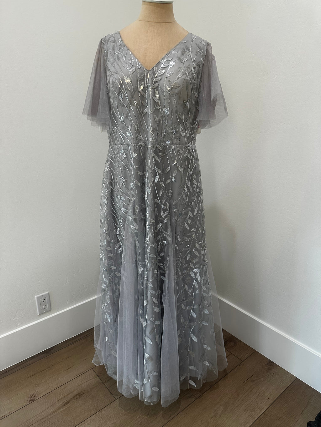 formal Gray Silver Dress (Size Large)