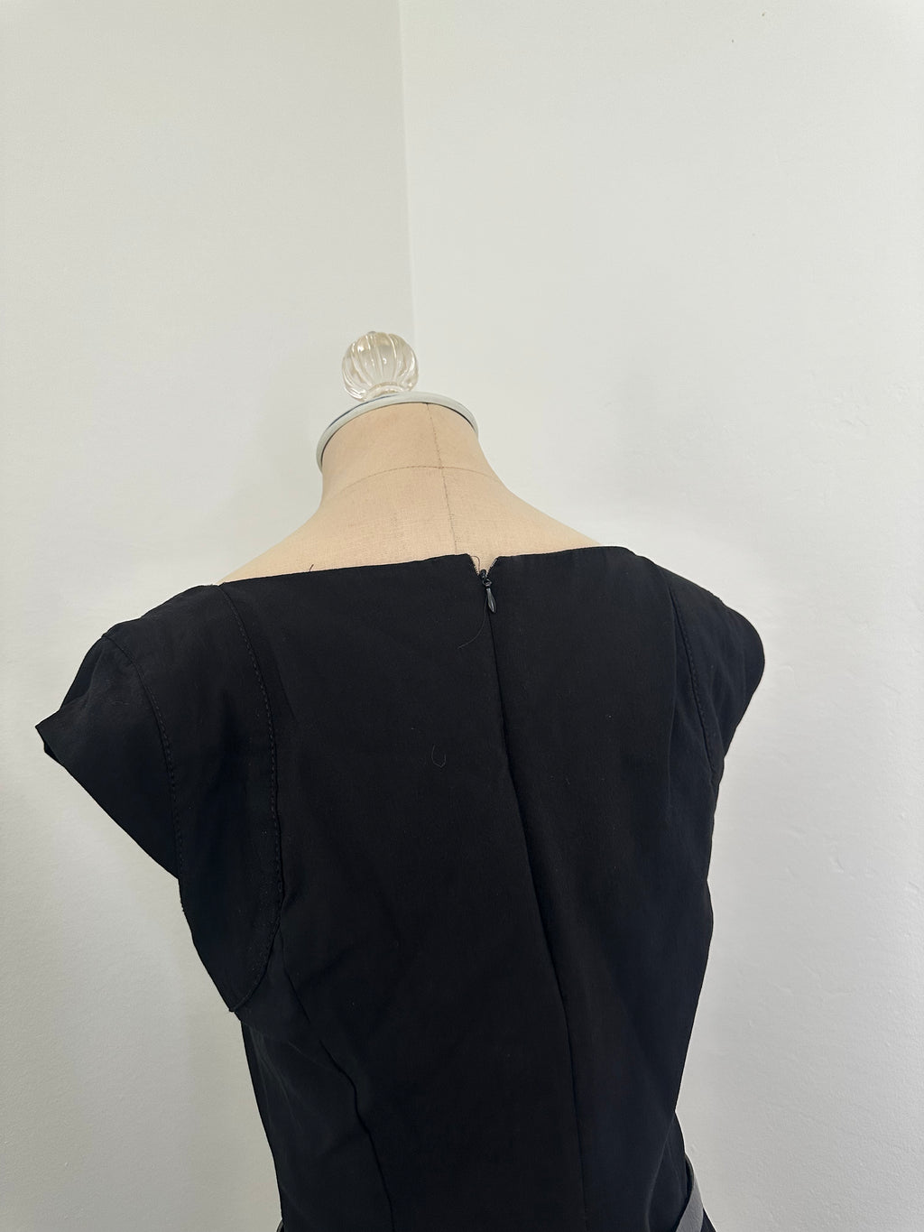 Black Dress with Belt (Size 9/10) size large