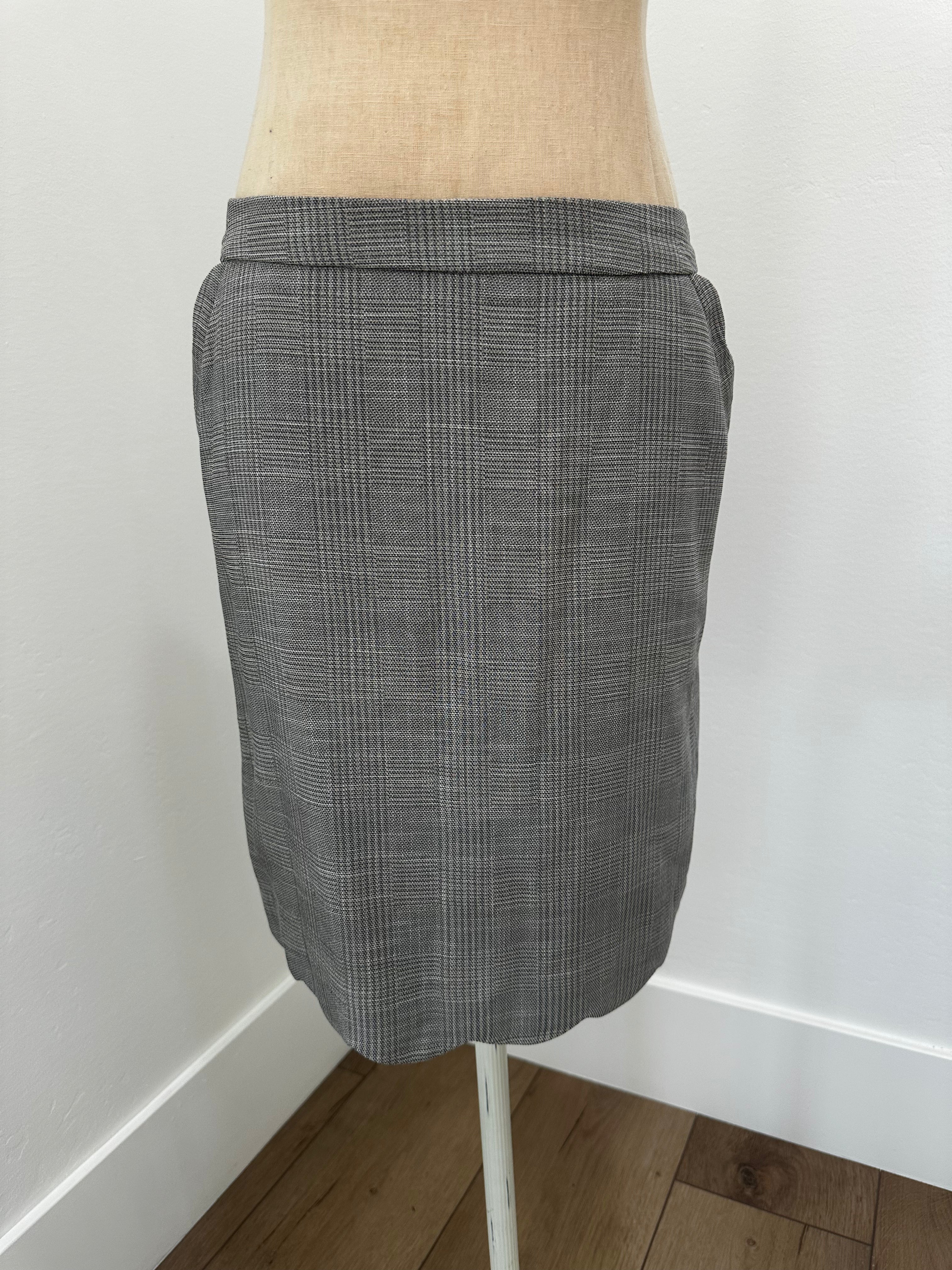 Gray Plaid Skirt New With Tag ( Size Large)
