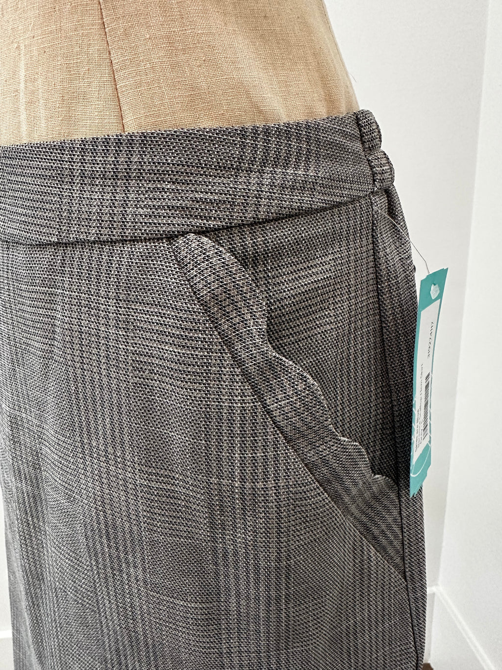 Gray Plaid Skirt New With Tag ( Size Large)