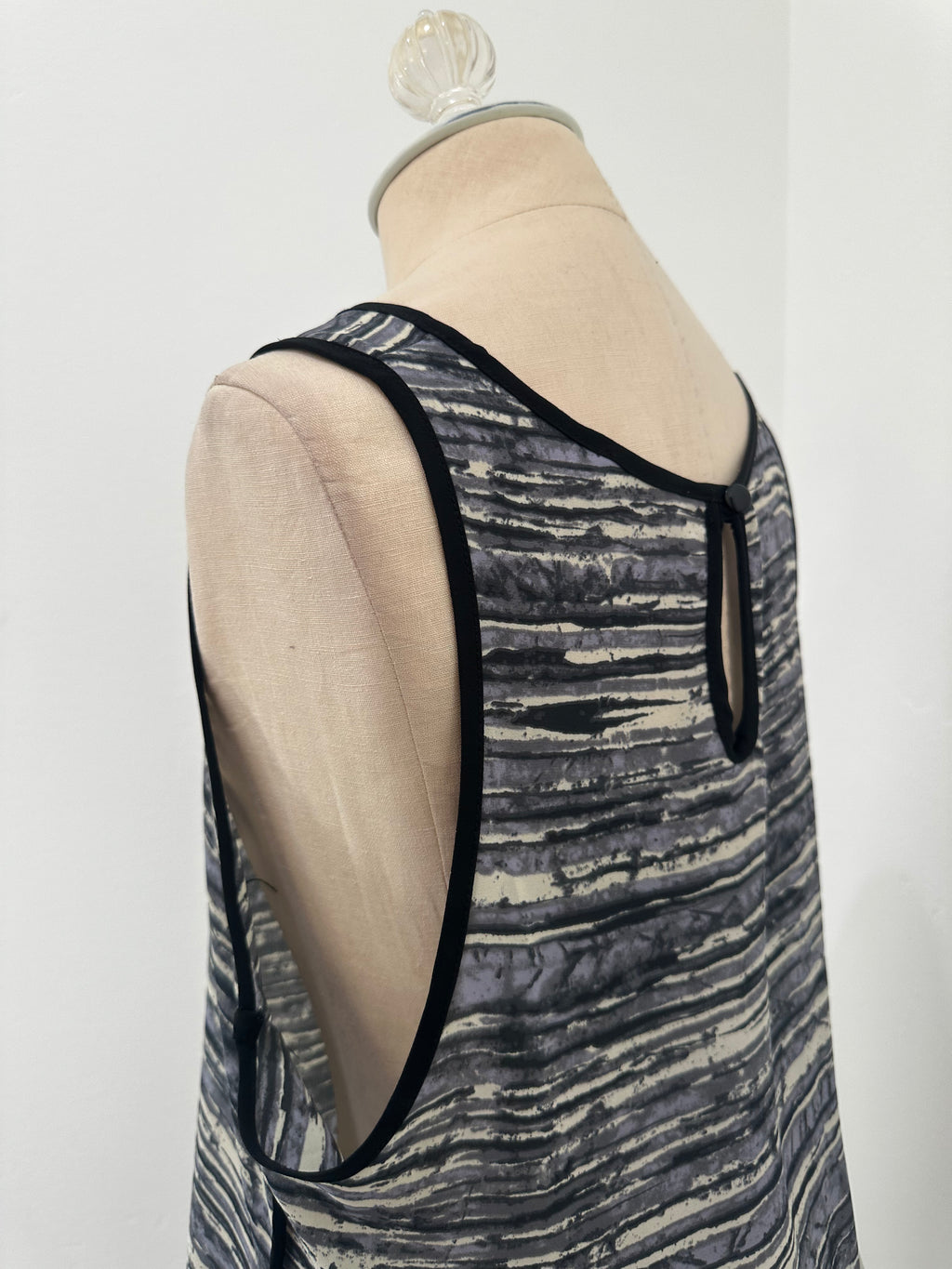 Black Multicolor Midi Dress (Size Large)