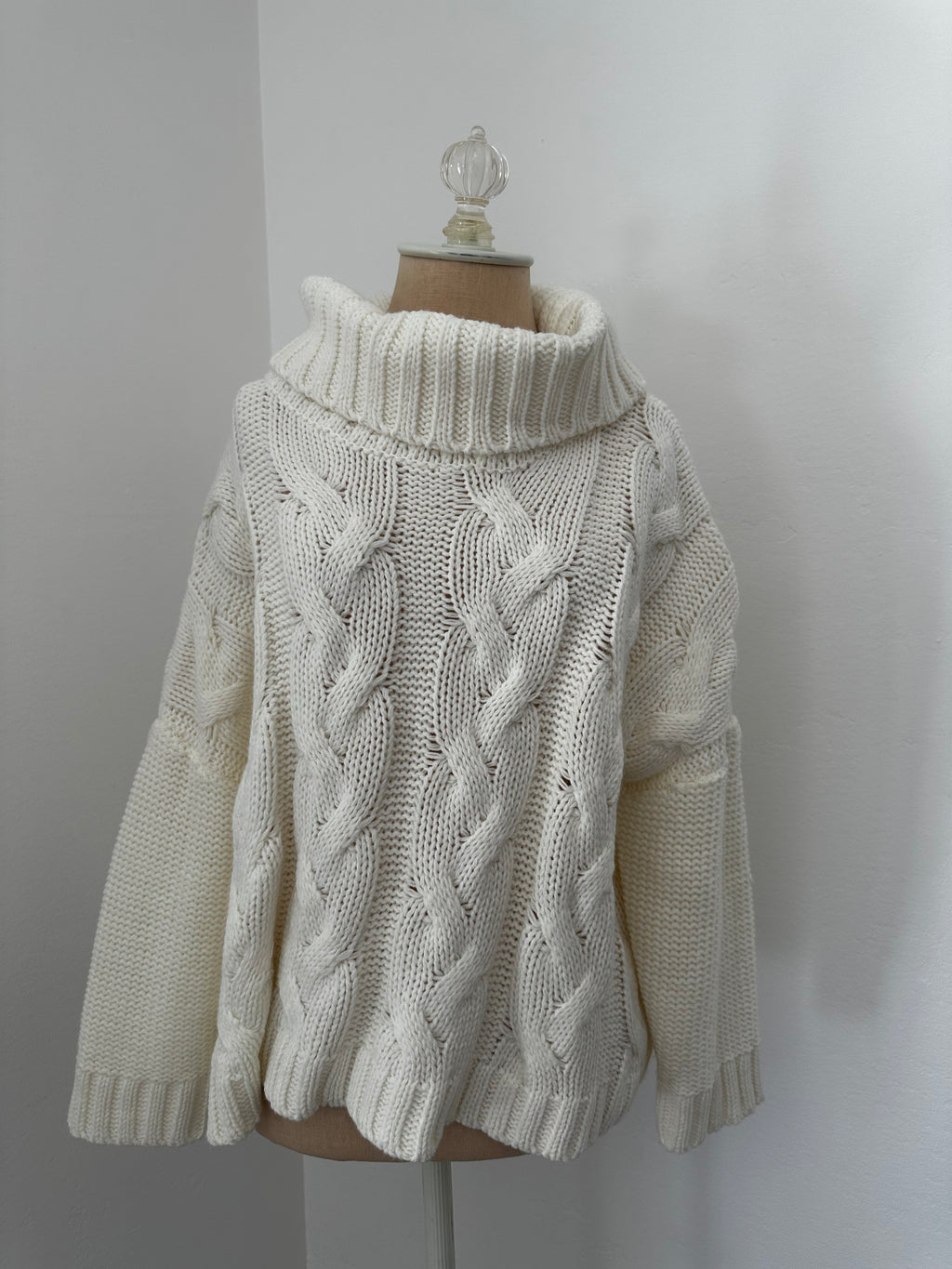 White Knit Turtle Neck (Size Small)