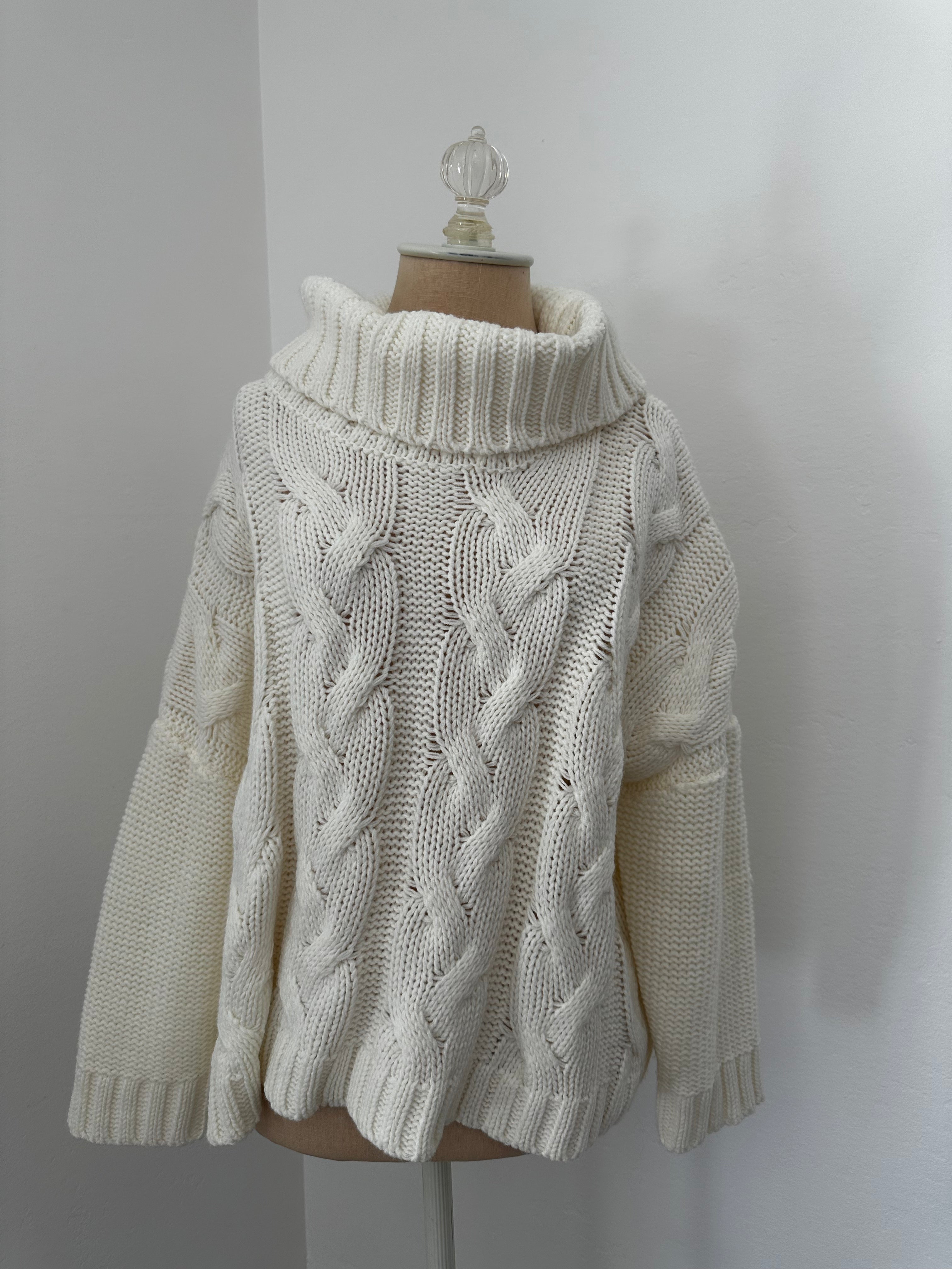 White Knit Turtle Neck (Size Small)