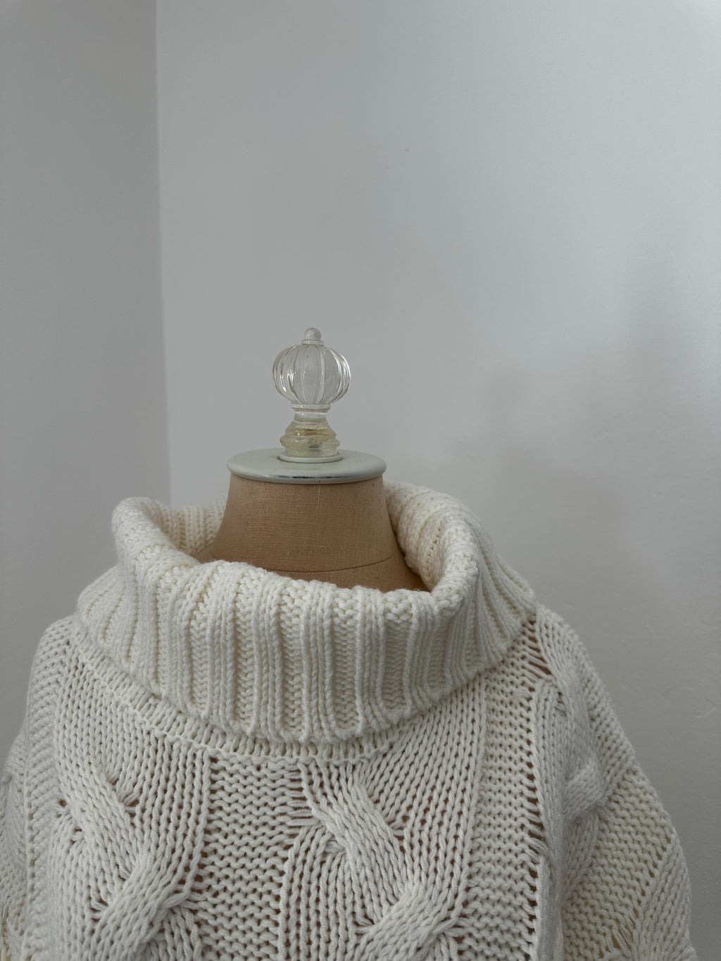 White Knit Turtle Neck (Size Small)