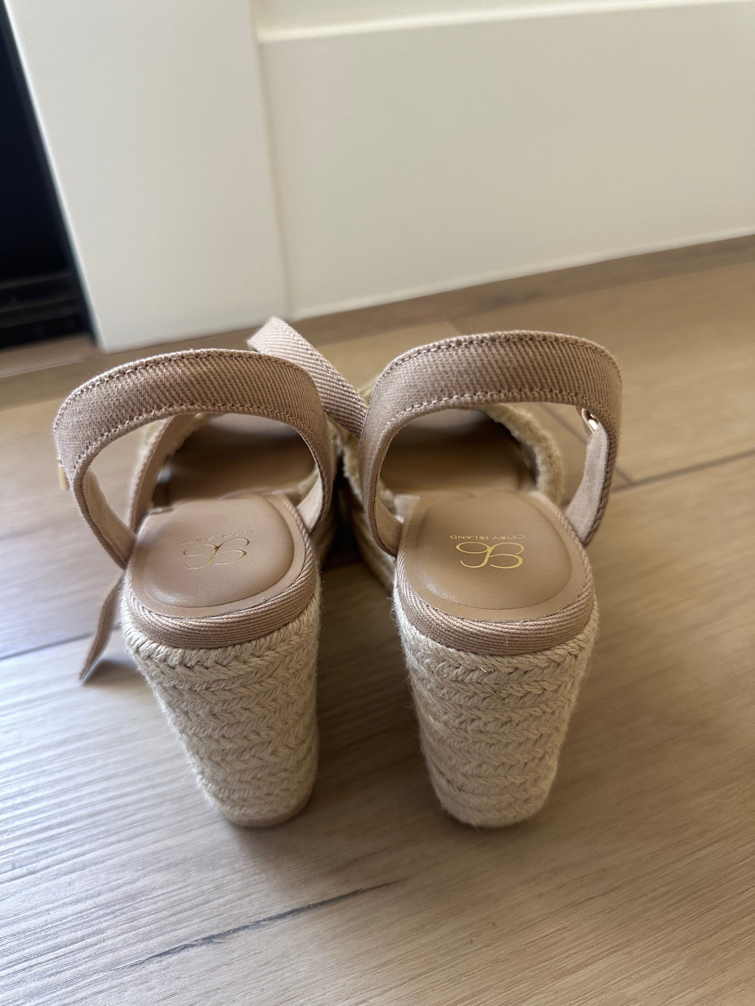 Wedge Heels (Size 7.5)