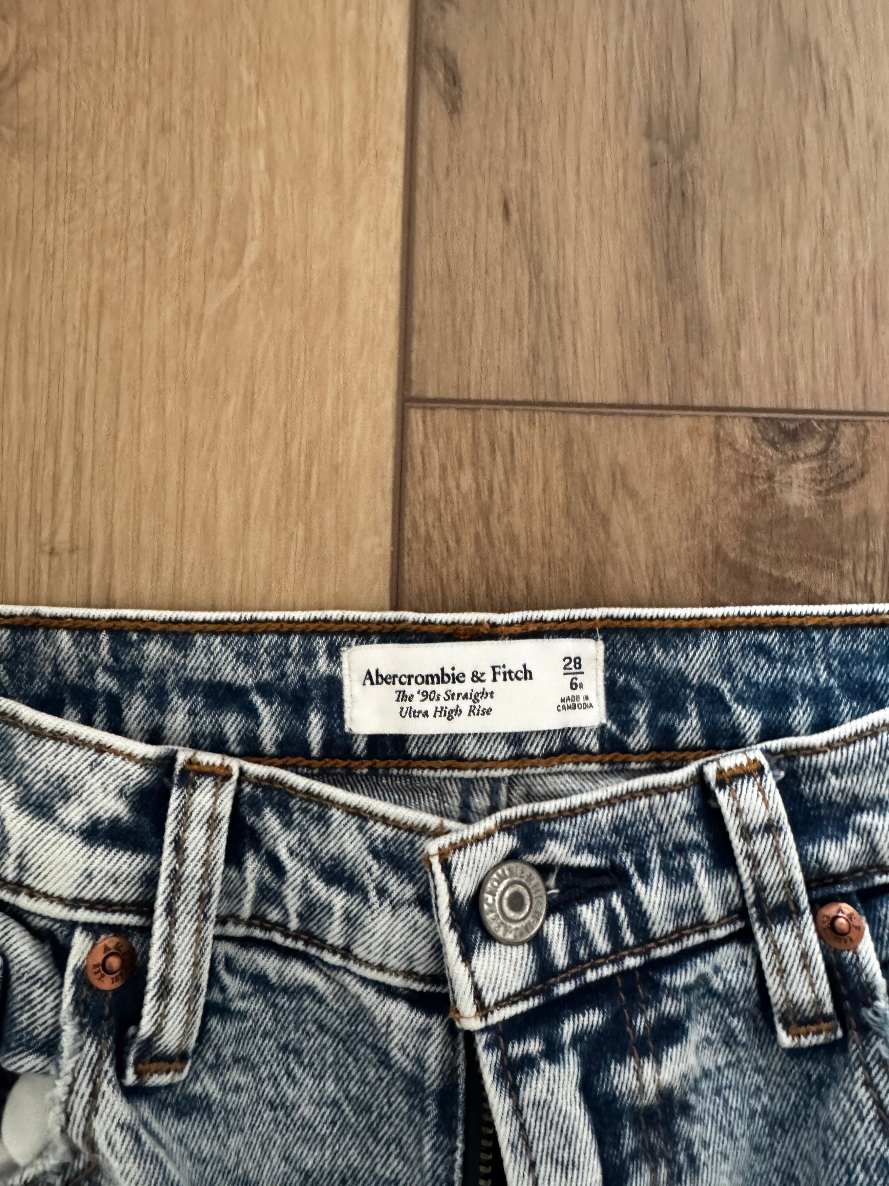 Abercrombie & Fitch - The '90s Straight Ultra High Rise