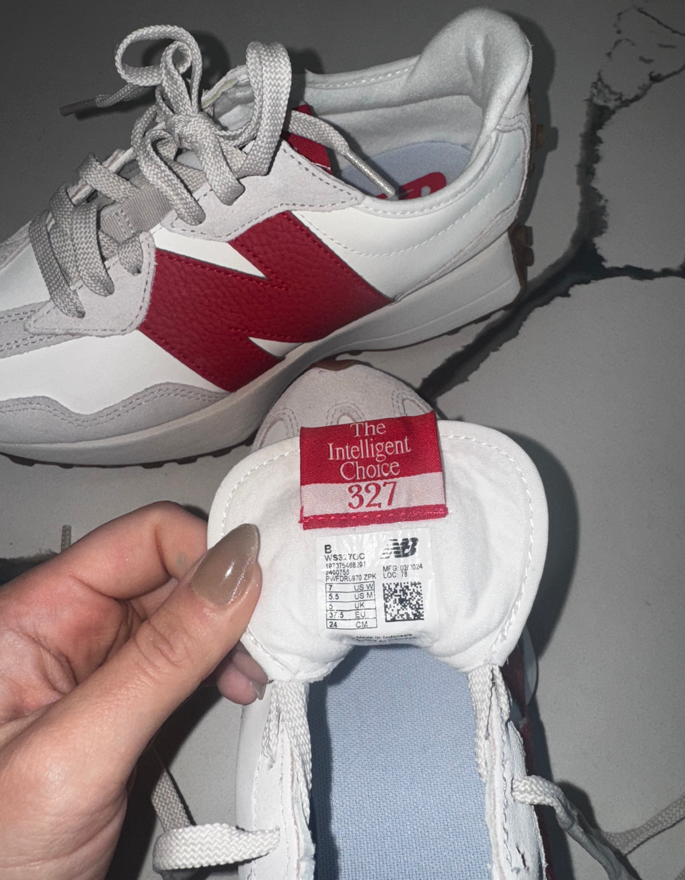 New Balance 327 Sneakers in Red (Moonbeam/Watermelon)